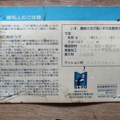 木製のダイニングテーブルと椅子の画像