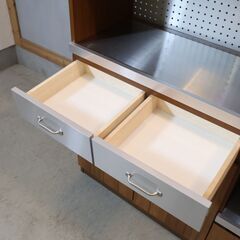 人気のunico(ウニコ)のSTRADA(ストラーダ)シリーズより3面キッチンボードです♪ヴィンテージスタイルのモダンなデザインはカッコいいブルックリンスタイルなどにおススメの食器棚です！！の画像