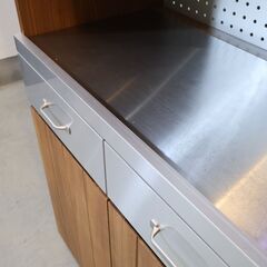 人気のunico(ウニコ)のSTRADA(ストラーダ)シリーズより3面キッチンボードです♪ヴィンテージスタイルのモダンなデザインはカッコいいブルックリンスタイルなどにおススメの食器棚です！！の画像