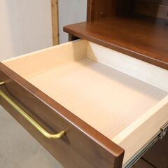 福岡大川の家具メーカーMeuble(モーブル)のアペティ キッチンボードです。真鍮色のハンドルとモザイクガラスがちょっとレトロなデザインの食器棚はカフェテイストにもおススメ♪の画像