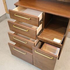 福岡大川の家具メーカーMeuble(モーブル)のアペティ キッチンボードです。真鍮色のハンドルとモザイクガラスがちょっとレトロなデザインの食器棚はカフェテイストにもおススメ♪の画像