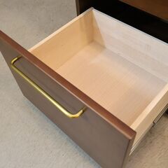 福岡大川の家具メーカーMeuble(モーブル)のアペティ キッチンボードです。真鍮色のハンドルとモザイクガラスがちょっとレトロなデザインの食器棚はカフェテイストにもおススメ♪の画像