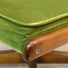 Karimoku(カリモク家具)のCOLONIAL(コロニアル)シリーズ デスクチェアです。アメリカンカントリースタイルのクラシカルなデザインとモケットグリーンがオシャレなキャスターチェア♪の画像