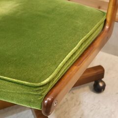 Karimoku(カリモク家具)のCOLONIAL(コロニアル)シリーズ デスクチェアです。アメリカンカントリースタイルのクラシカルなデザインとモケットグリーンがオシャレなキャスターチェア♪の画像
