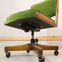 Karimoku(カリモク家具)のCOLONIAL(コロニアル)シリーズ デスクチェアです。アメリカンカントリースタイルのクラシカルなデザインとモケットグリーンがオシャレなキャスターチェア♪の画像