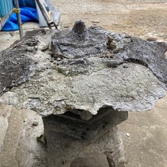 風化した灯籠の画像