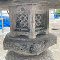 風化した灯籠の画像