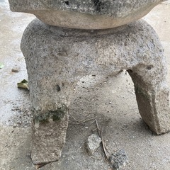 風化した灯籠の画像