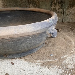 古い鉢 納屋にあった大きい鉢 耳付きの画像