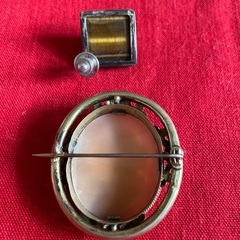 カメオブローチとピンバッジの画像