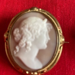 カメオブローチとピンバッジの画像