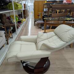 ジモティー割引🏷️【ジャングルジャングル 岸和田和泉インター店】リクライニングソファ オットマン付き 一人掛け ホワイト 和泉市 堺市 岸和田市 泉大津市 高石市 泉北郡熊取町の画像