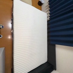 セミダブルベッドフレーム、マットレス　の画像