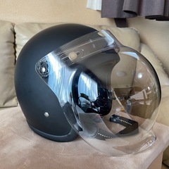 小さ目ヘルメット商談中の画像