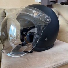 小さ目ヘルメット商談中の画像