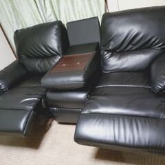 🔴山口市、リクライニングソファー3(2)人用¥15000🔴手動式・中央テーブルにも🔴人工皮革黒色🔴美品の画像