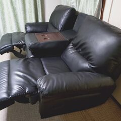 🔴山口市、リクライニングソファー3(2)人用¥15000🔴手動式・中央テーブルにも🔴人工皮革黒色🔴美品の画像