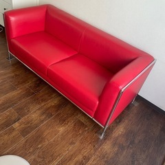 革張りソファーレッドカラーの画像