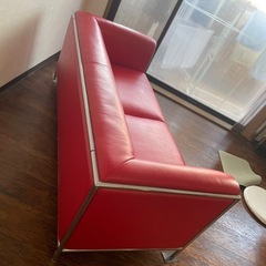 革張りソファーレッドカラーの画像