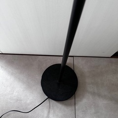 IKEAスタンドライト換え電球付きの画像
