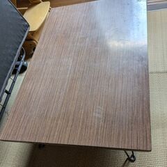 折りたたみテーブルの画像