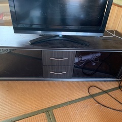 32型テレビとテレビ台のセットの画像