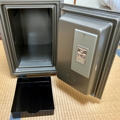 耐火金庫（縦型）の画像