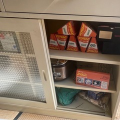 ガラスキャビネット チェスト リビングボード　シェルフ　食器棚　の画像