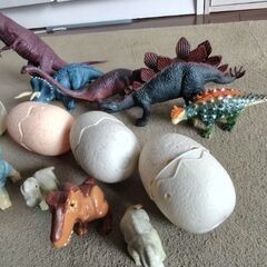 恐竜　おもちゃ　卵　羽化　フィギュアの画像