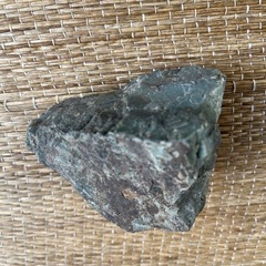 滑らかで光沢のあるグレーの鉱石！の画像