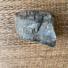 滑らかで光沢のあるグレーの鉱石！の画像