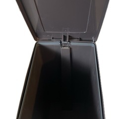 ゴミ箱 45L 蓋付き 軽いペダル付きの画像