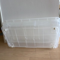 透明プラスチック衣類収納ケースの画像