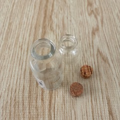 ビーズが入ってた瓶　2個の画像