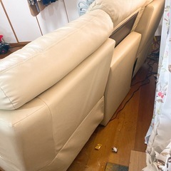 マナベ家具 3人がけ 電動 リクライニングソファー ベージュ テーブル付きの画像