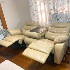 マナベ家具 3人がけ 電動 リクライニングソファー ベージュ テーブル付きの画像