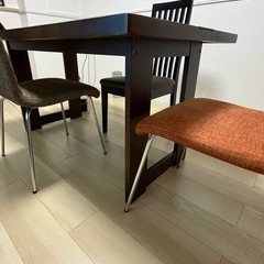 ダイニングテーブルの画像