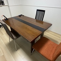 ダイニングテーブルの画像