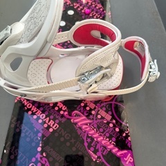 スノーボードビンディング付きの画像