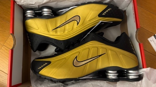 ナイキ ショックス R4 ゴールド ブラック 29cm 新品