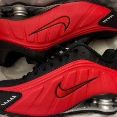 ナイキ ショックス R4 ユニバーシティxレッド/ブラック/メタリックシルバー　28.5cm 新品未使用の画像