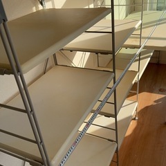 デスク付きの収納ラックの画像