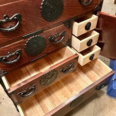 岩谷堂箪笥 車箪笥 鍵付き 岩谷堂 タンス 箪笥 車タンス 整理タンス チェスト キャビネット サイドボード ローボード テレビ台 民芸家具 伝統工芸 和家具 和モダン レトロ アンティーク 骨董 漆塗り 南部鉄器 欅 ケヤキ 収納 の画像