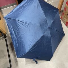 折りたたみ傘 晴雨兼用 日傘でも雨傘でも 色はブラックとネイビーです。 小さめなんで軽いしカバンにも入れやすいです。 収納袋付き 化粧箱付きなんでプレゼントにも　まとめ買い歓迎　卸ます　アマゾン引き上げ商品　倒産品　ネット商材　卸ます　転売　アマゾン引き上げ商品　卸し　問屋　倒産品　転売OK　ネット商材　アマゾン　商品　景品　コンペの画像