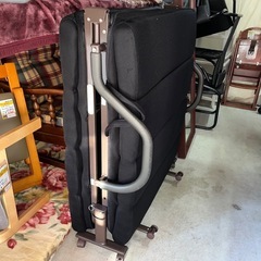 ニトリ リクライニング 折りたたみベッド ブラック メッシュマット フォールディングベッド キャスター付き シングルサイズ 中古品 ③の画像