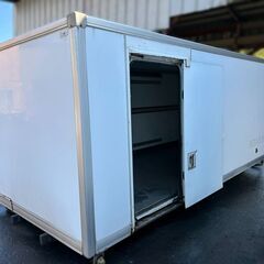 2.9坪 中型保冷コンテナ、ステンレス板床張り、左右横ドア付き（バイクガレージ.キャンプ場.作業場.コンテナハウス.資材.物置）●福岡発●の画像