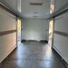 2.9坪 中型保冷コンテナ、ステンレス板床張り、左右横ドア付き（バイクガレージ.キャンプ場.作業場.コンテナハウス.資材.物置）●福岡発●の画像