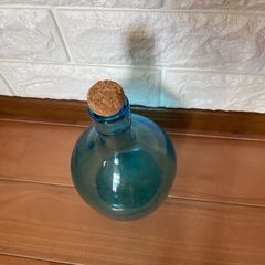 水色の綺麗な瓶の画像