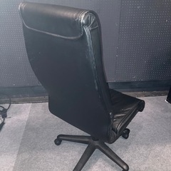 黒いオフィスチェアの画像