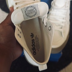 アディダス・靴・ホワイトの画像